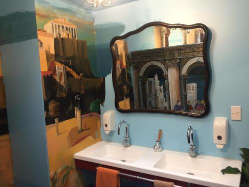 皮克顿亚特兰蒂斯背包旅馆的一间带两个盥洗盆和大镜子的浴室