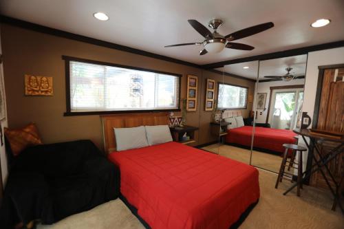 奥欣赛德Kaza Kokos的卧室配有红色的床和风扇