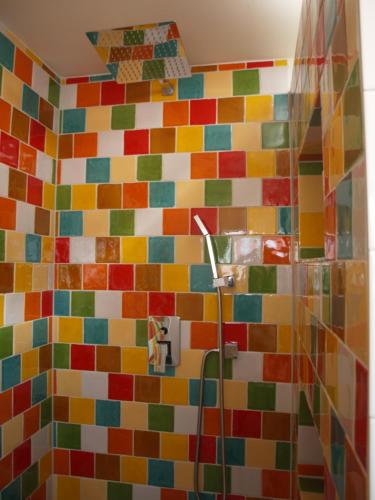 霍夫多普JaBaKi Child friendly home的浴室墙壁上铺有彩色瓷砖