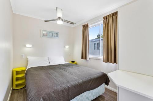 纳拉布赖纳拉辽阔天空大篷车公园酒店的一间卧室设有一张床和一个窗口
