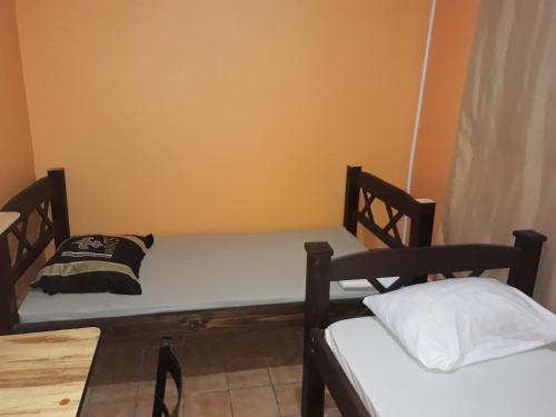 圣何塞Hotel Latino的客房设有两张双层床和一张桌子。