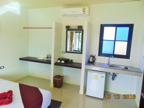 高兰Lanta Amara Resort的客房设有水槽、床和镜子