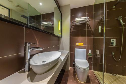 重庆IU酒店·重庆解放碑洪崖洞朝天门店的一间带水槽和卫生间的浴室