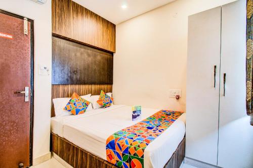班加罗尔FabHotel Corporate Crown Koramangala的一间卧室设有一张床和一个玻璃门