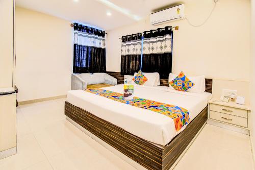 班加罗尔FabHotel Corporate Crown Koramangala的一间卧室,卧室内配有一张大床