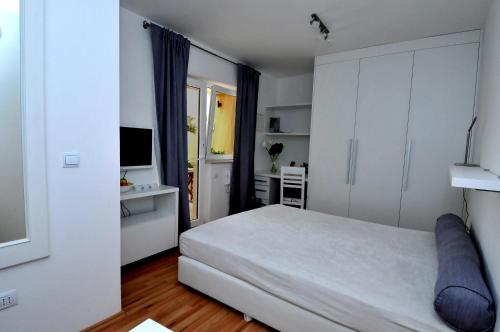 杜布罗夫尼克安妮特公寓酒店的卧室配有白色的床和电视。