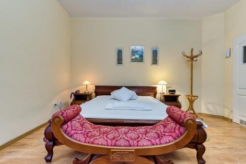 乔左维尔考普尔斯基格拉西娅酒店的一间卧室配有一张带粉色毯子的床