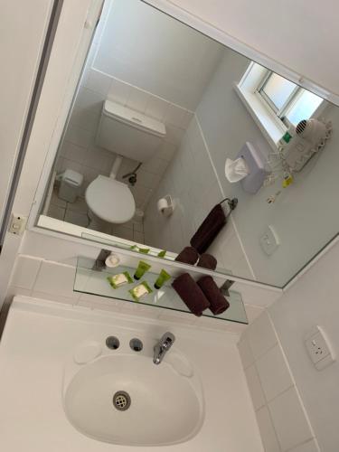 吉尔甘德拉奥兰纳风车汽车旅馆的一间带水槽和镜子的浴室