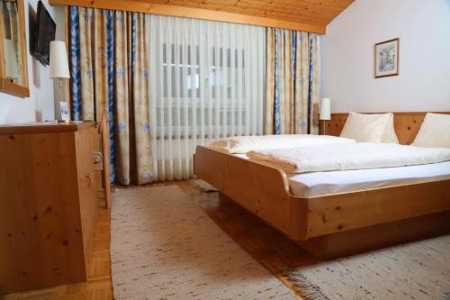 格蒙登恩格尔霍夫旅馆的一间卧室设有一张床和一个大窗户