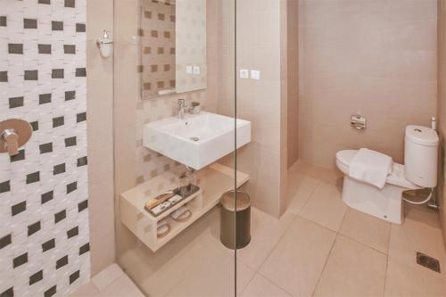 三宝垄The Azana Hotel Airport Semarang的一间带水槽和卫生间的浴室