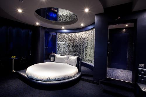 图拉泰艾尔伯格狄拉吉酒店的一间黑色客房,配有一张床和一台电视机