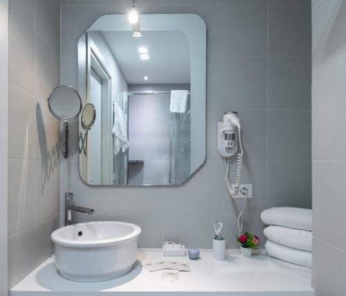 巴勒莫塞拉乌纳沃尔特住宿加早餐旅馆的浴室设有白色水槽和镜子
