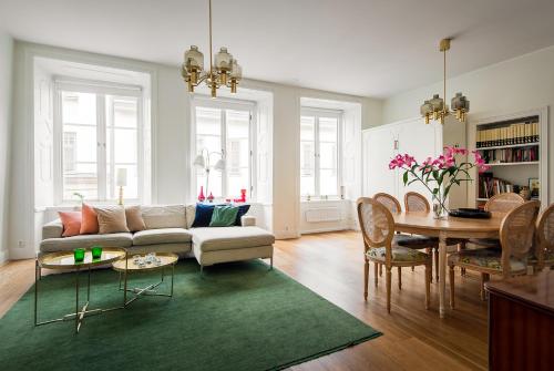 斯德哥尔摩Gamla Stan Apartments的客厅配有沙发和桌子