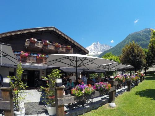 夏蒙尼-勃朗峰卡斯泰勒酒店的建筑前有鲜花的餐厅