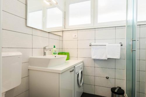 扎达尔时尚中心公寓酒店的白色的浴室设有水槽和卫生间。