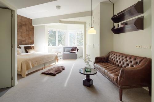 巴奎伊拉-贝莱特Amitges by FeelFree Rentals的客厅配有沙发和1张床