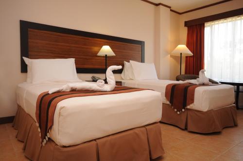 热带酒店客房内的一张或多张床位