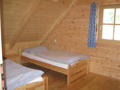穆劳Pichelhütte的小木屋内带两张双层床的客房
