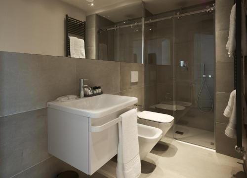 佛罗伦萨Pergola35的一间带水槽、卫生间和淋浴的浴室