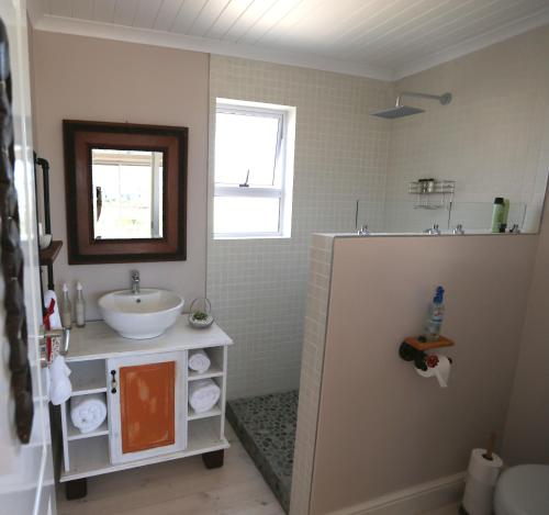 普林格尔贝伊Reddoor Studio的一间带水槽和镜子的浴室