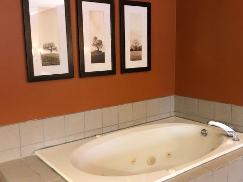 银城阿美瑞辛酒店别墅和套房汽车旅馆的一间浴室