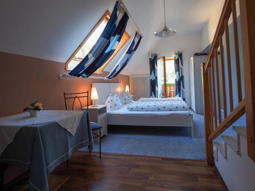 阿尔戈伊地区伊斯尼兰德盖斯霍夫扎姆施沃森格莱特酒店的卧室配有床、桌子和窗户。