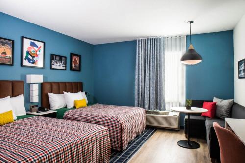 Uptown Suites Extended Stay Denver CO -Westminster客房内的一张或多张床位
