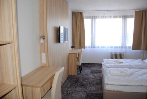 帕尔杜比采Hotel Labe的酒店客房配有两张床和一张书桌