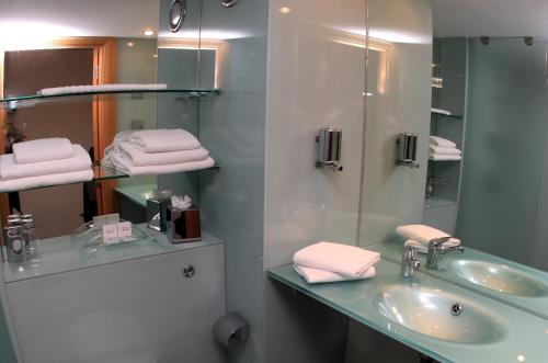 莱特肯尼莱特肯尼登站楼酒店的浴室配有盥洗盆、镜子和毛巾