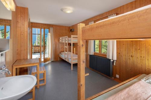 格林德尔瓦尔德格林德瓦青年旅舍的一间带双层床和盥洗盆的浴室