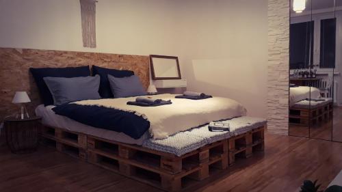 帕尔杜比采Apartmán Lucie的一间卧室配有一张大床和两条毛巾
