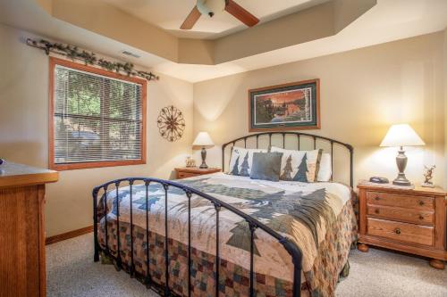 布兰森The Village At Indian Point Resort的一间卧室设有一张床和一个窗口