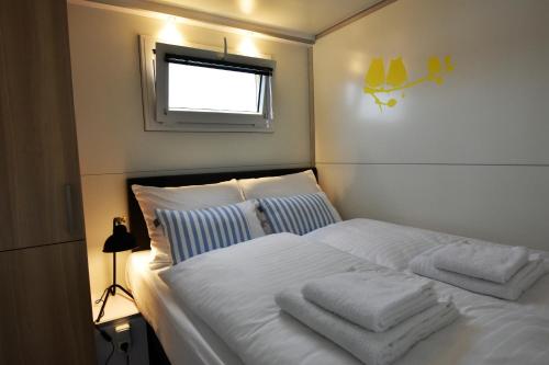 马斯特里赫特Cozy floating boatlodge "Maastricht".的卧室配有白色床和毛巾