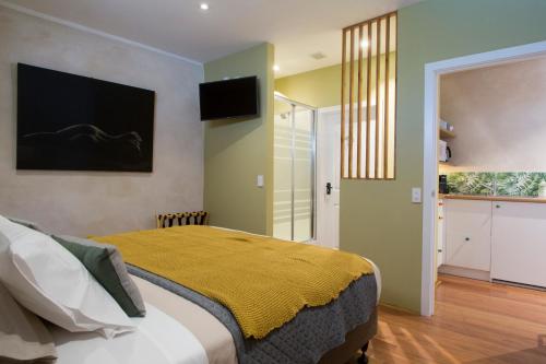 纳尔逊伍德斯托克套房酒店的一间卧室配有一张黄色毯子床