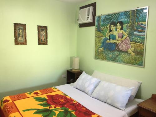 第波罗安东尼奥住宿加早餐旅馆的卧室配有一张床,墙上挂有绘画作品