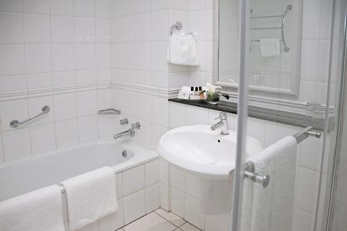 开普敦Hollow on the Square City Hotel的白色的浴室设有水槽和浴缸。