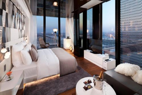 维也纳维也纳美利亚酒店的卧室设有一张白色大床和大窗户