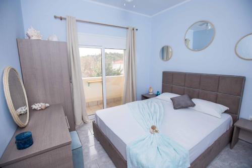 奥林匹亚达Villa Pavlina的一间卧室设有一张床和一个大窗户