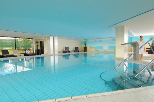 特拉弗明德玛丽蒂姆特拉弗明德酒店的酒店的大型游泳池