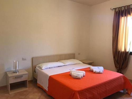 圣特奥多罗Residence Arruli的一间卧室配有一张床,上面有两条毛巾