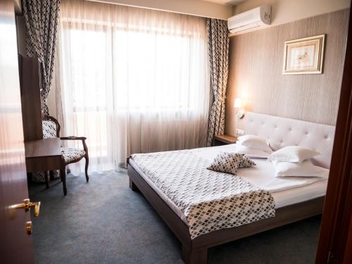 锡比乌席尔瓦贝斯特韦斯特酒店的酒店客房设有床和窗户。