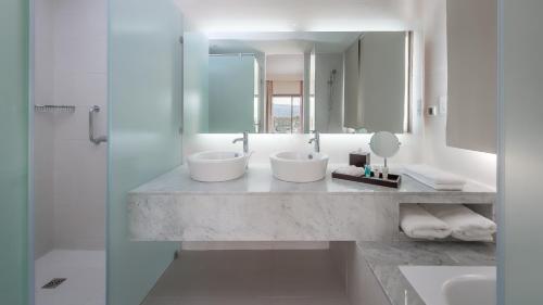 塔哈佐特Hyatt Place Taghazout Bay的浴室设有2个水槽和镜子