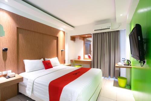 茂物RedDoorz Apartment at Bogor Valley的一间酒店客房,配有一张床和一台电视