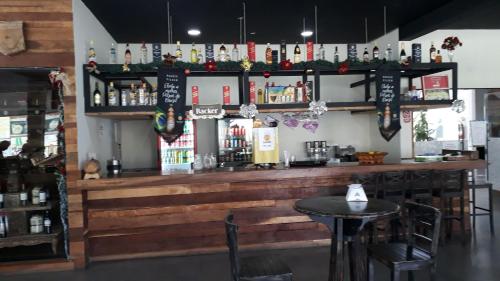 皮拉伊河畔巴拉Lindo Flat no Aldeias das Águas的餐厅内的酒吧,设有木柜台