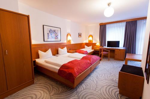 汉诺威Hotel Atlanta的配有一张床和一张书桌的酒店客房