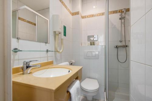 戛纳布里默戛纳酒店的一间带水槽、卫生间和淋浴的浴室