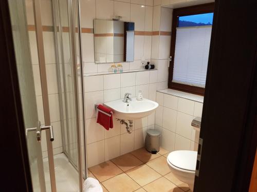 科伯恩-贡多夫Hotel Haupt的一间带水槽和卫生间的浴室