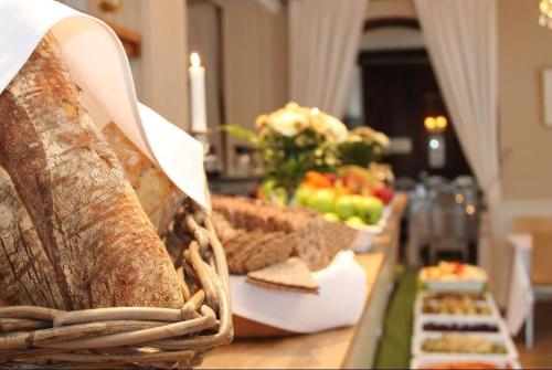 林德斯贝里林德斯贝里城镇酒店的自助餐,包括面包和水果