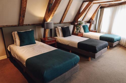 阿姆斯特丹角落之家酒店的带2扇窗户的客房内的2张床