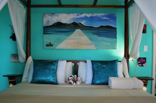 Cobbs Cross海滩上的唐可酒店的一间卧室配有一张壁画床